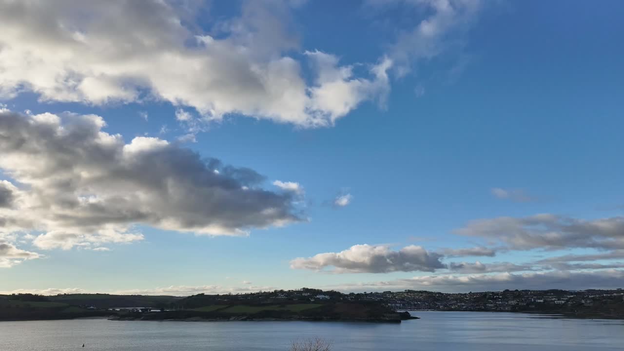 아일랜드 킨셀 위의 푸른 하늘을 가로질러 빠르게 움직이는 구름의 타임스 영상