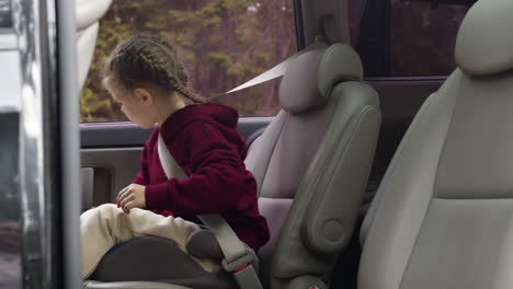 family ready to travel by car