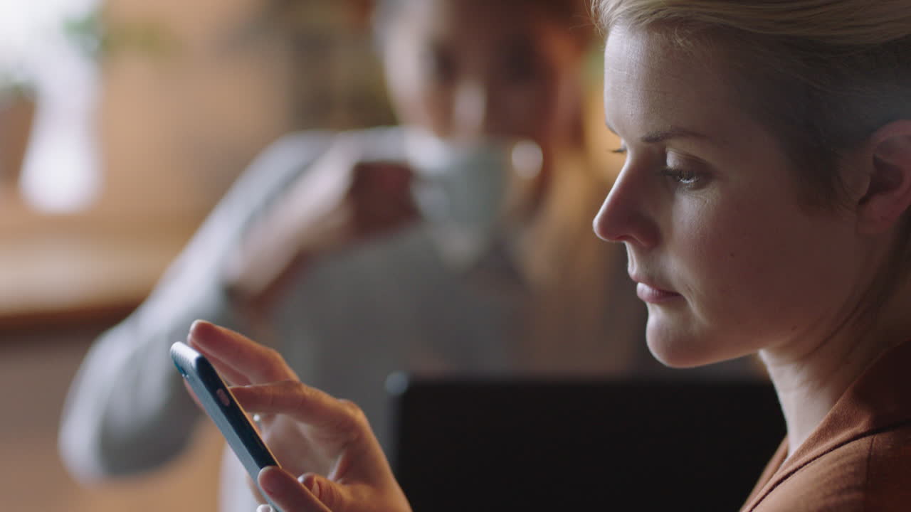 профессиональная бизнес-женщина в кафе, использующая смартфон, просматривающая интернет, читающая сообщения электронной почты, пьющая кофе, стильная женщина-предприниматель, общаясь в социальных сетях, наслаждающаяся мобильным общением вблизи