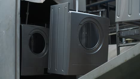 Waschmaschinengehäuse-Bewegt-Sich-Auf-Der-Förderstrecke-In-Der-Produktionsanlage