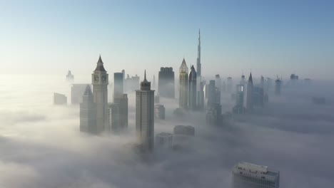 ciudad de dubai bajo una nube de niebla espesa