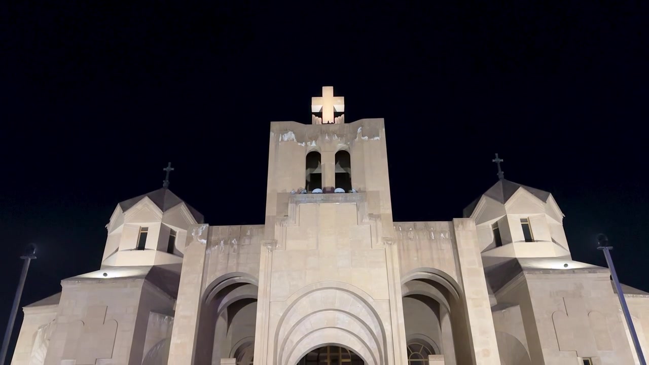 Architettura simmetrica di una chiesa di notte, brutalismo in cemento, design moderno della facciata geometrica nella Yerevan urbana, Armenia, solitudine vuota, illuminazione scura e silenziosa, punto di riferimento esterno, sacro, religioso, cristianesimo