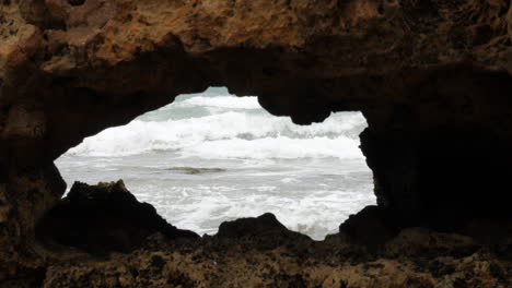 ein australischer küstenstrand mit kalksteinklippen und -formationen