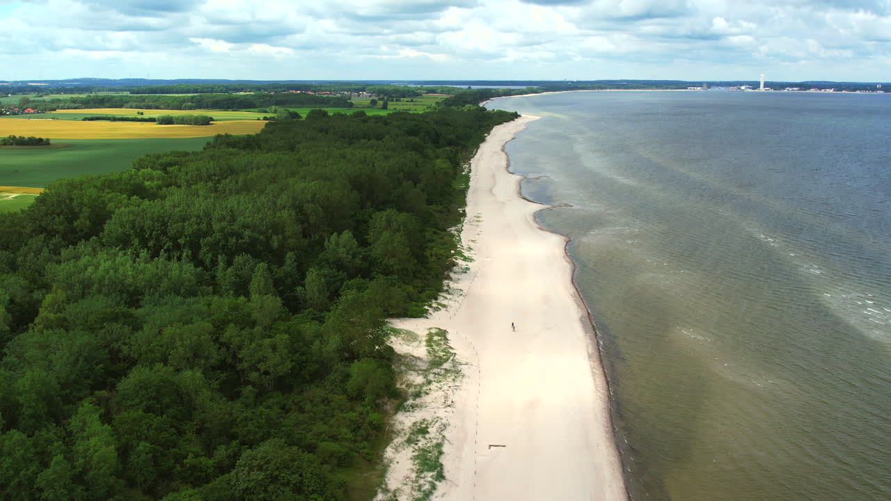la playa desierta del mar báltico bajo un cielo nublado