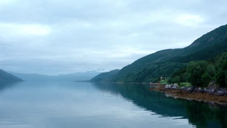 Vista-Panorámica-De-Leirfjorden-Y-Las-Montañas-En-Sorfold,-Noruega