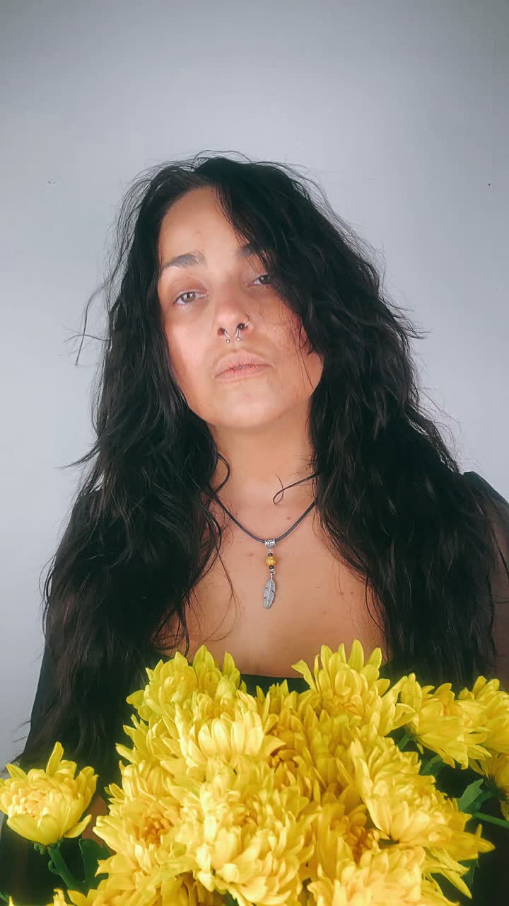 mujer con flores de crisantemo amarillas
