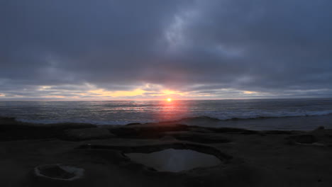 las olas llegan a la playa justo después del atardecer 2