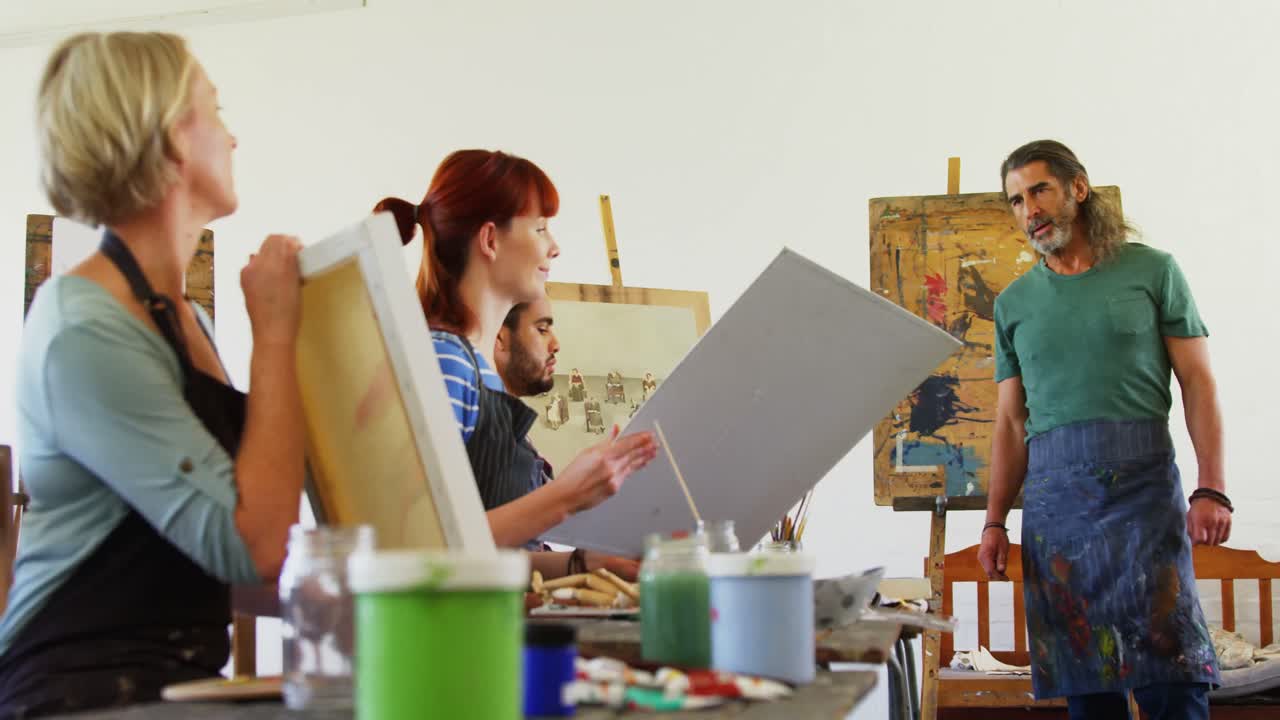 그림을 그리는 선생님 그림을 그리는 아티스트를 돕는 4k