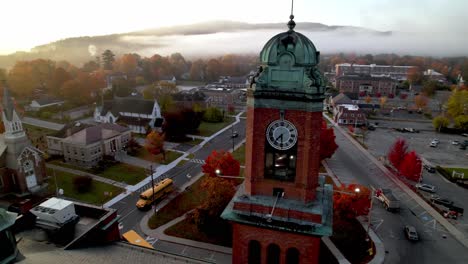 Courthouse-Belltower-Luftbahn-In-Claremont,-New-Hampshire