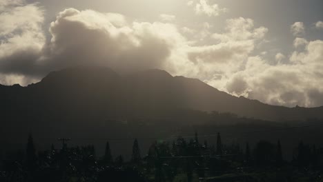 Aufschlussreiche-Aufnahme-Eines-Berggipfels-Mit-Wolken,-Die-Ihn-An-Einem-Abendlichen-Sommertag-Umgeben