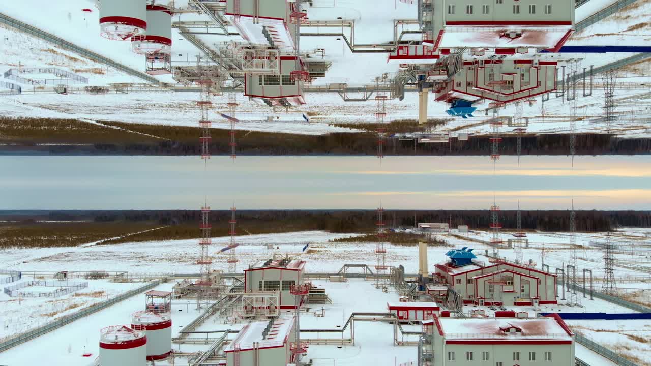 겨울에 발전소 위로 드론 비행, 북쪽의 낮은 온도에서 산업, 추운 북쪽 국가에서 전기를 얻는 것, 이중 세계의 반사 효과, 위에서 거울 효과.