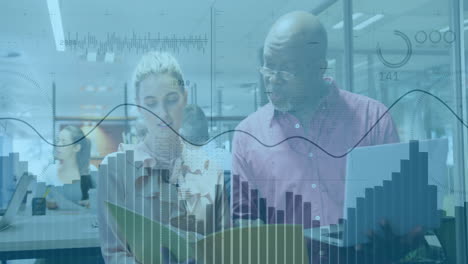 documenten analyseren, zakelijke professionals met financiële gegevens animatie over kantoor achtergrond
