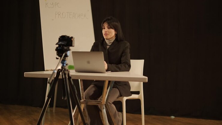 Gerente Femenina Grabando Curso de Video Educativo