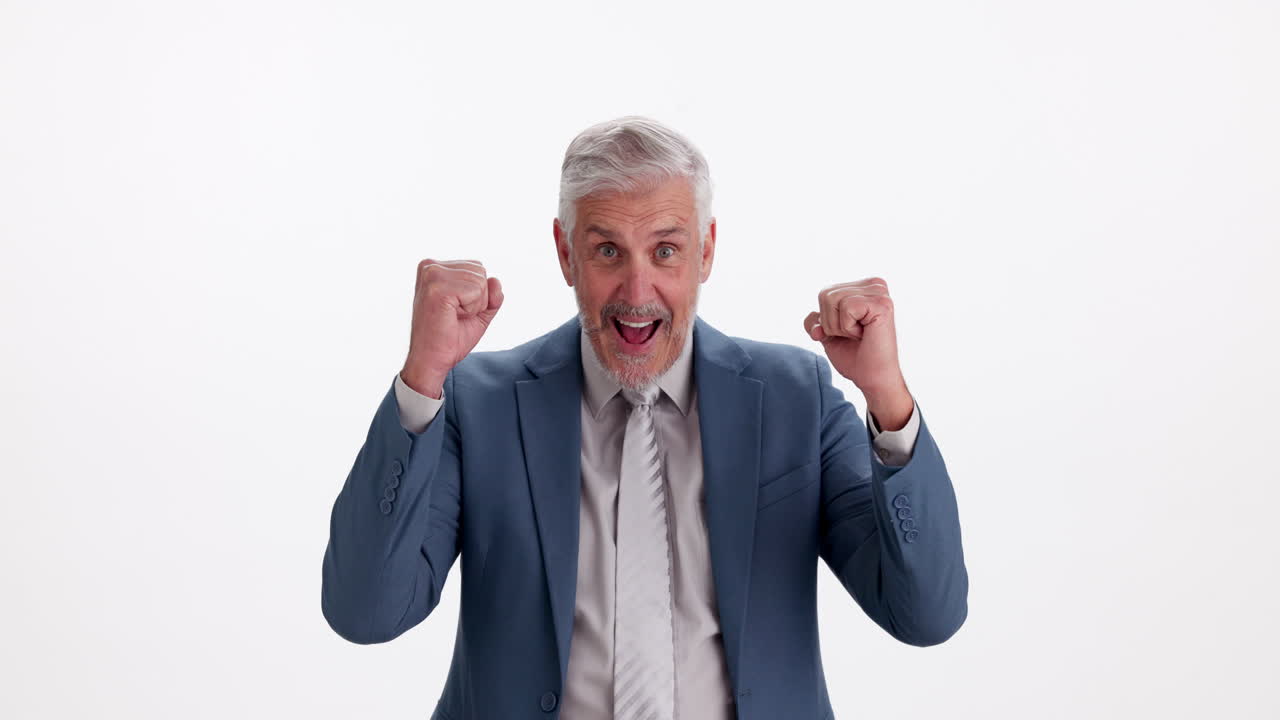 un hombre de negocios emocionado celebrando el éxito.