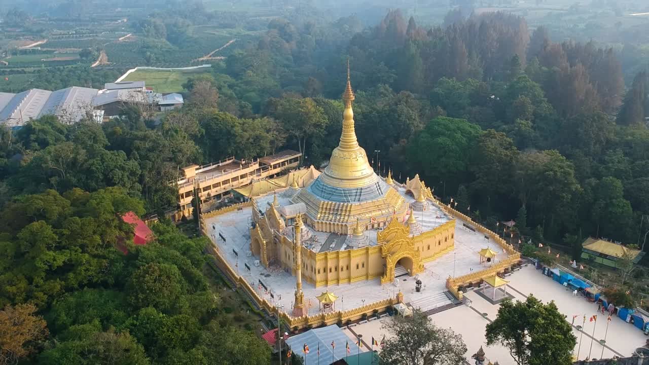 aerial del templo budista con pagoda dorada en el parque natural de lumbini o taman alam lumbini en desa dolat rayat, berastagi en el norte de sumatra, indonesia