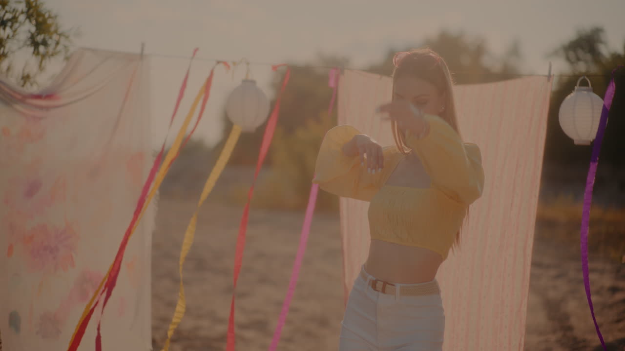 feliz hermosa joven rubia bailando contra sarongs