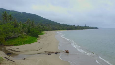 Drone-Viajando-Hacia-Adelante,-Capturando-La-Belleza-Tormentosa-De-Una-Costa-Tropical-Desierta-Durante-Un-Día-Lluvioso