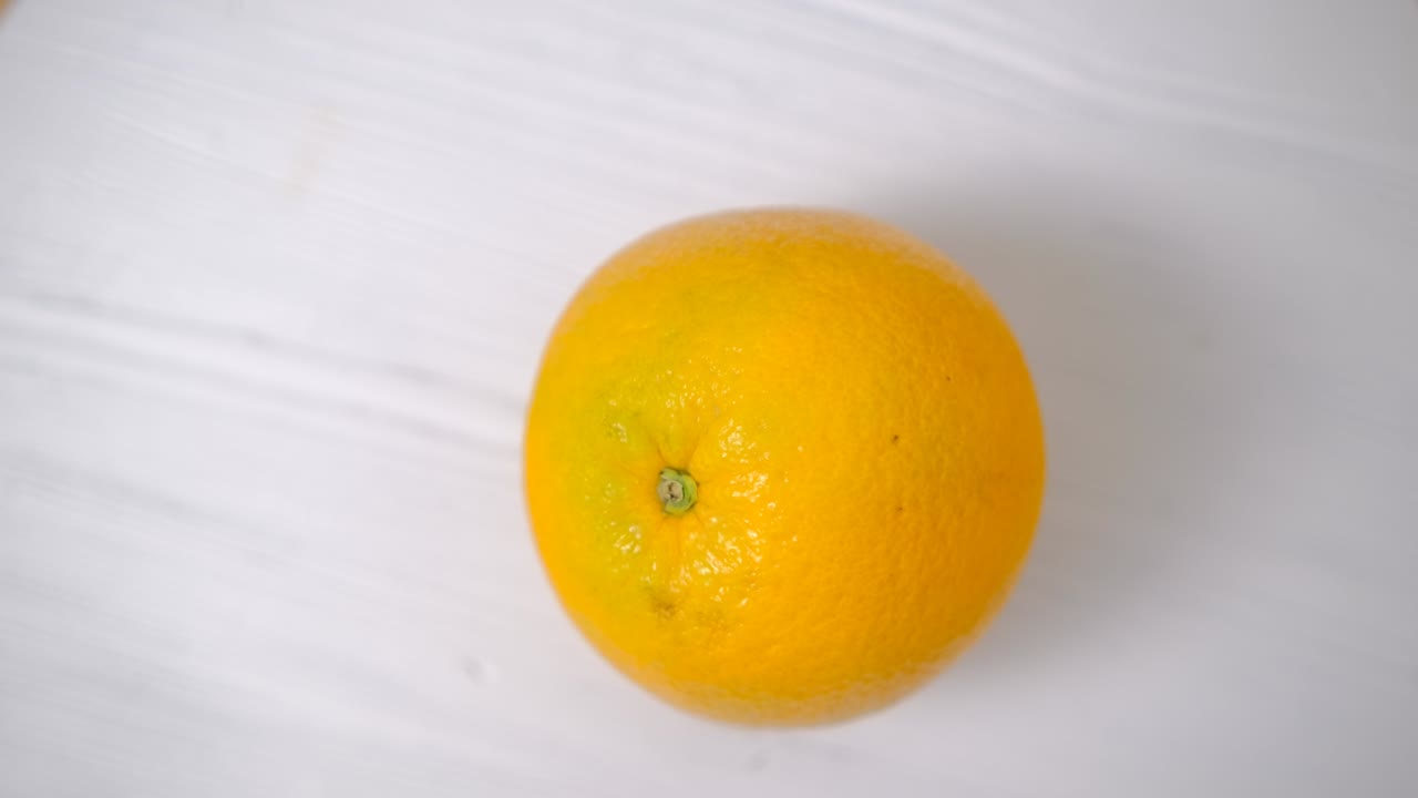 신선한 오렌지 건강한 과일의 개념은 화장품에서도 유용합니다.