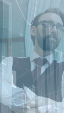 procesamiento de datos estadísticos contra el pensativo hombre de negocios caucásico mirando por la ventana de la oficina