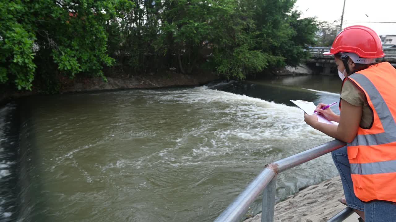 환경 엔지니어가 폐수 처리 시설에서 일합니다.