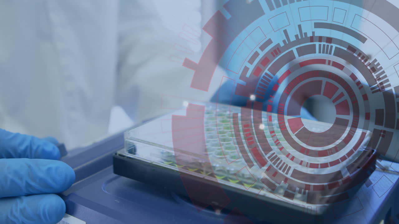 animación de un escáner circular que procesa datos sobre las manos de un científico que trabaja en el laboratorio