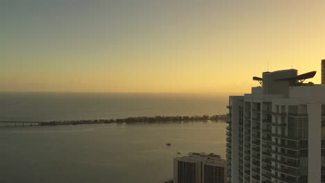 Toma-Aérea-Cinematográfica-Del-Edificio-Icónico-En-Brickell-Drive-En-Miami-Florida-Al-Atardecer-Durante-La-Hora-Dorada