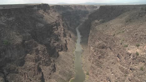 Der-Rio-Grande-Fluss-Schlängelt-Sich-Durch-Eine-Neue-Mexiko-schlucht-1