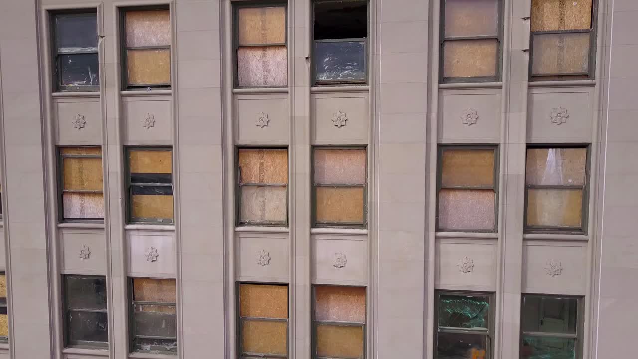 디트로이트 미시간 시내의 빈민가 구역에 있는 공중 과거 판자 창문