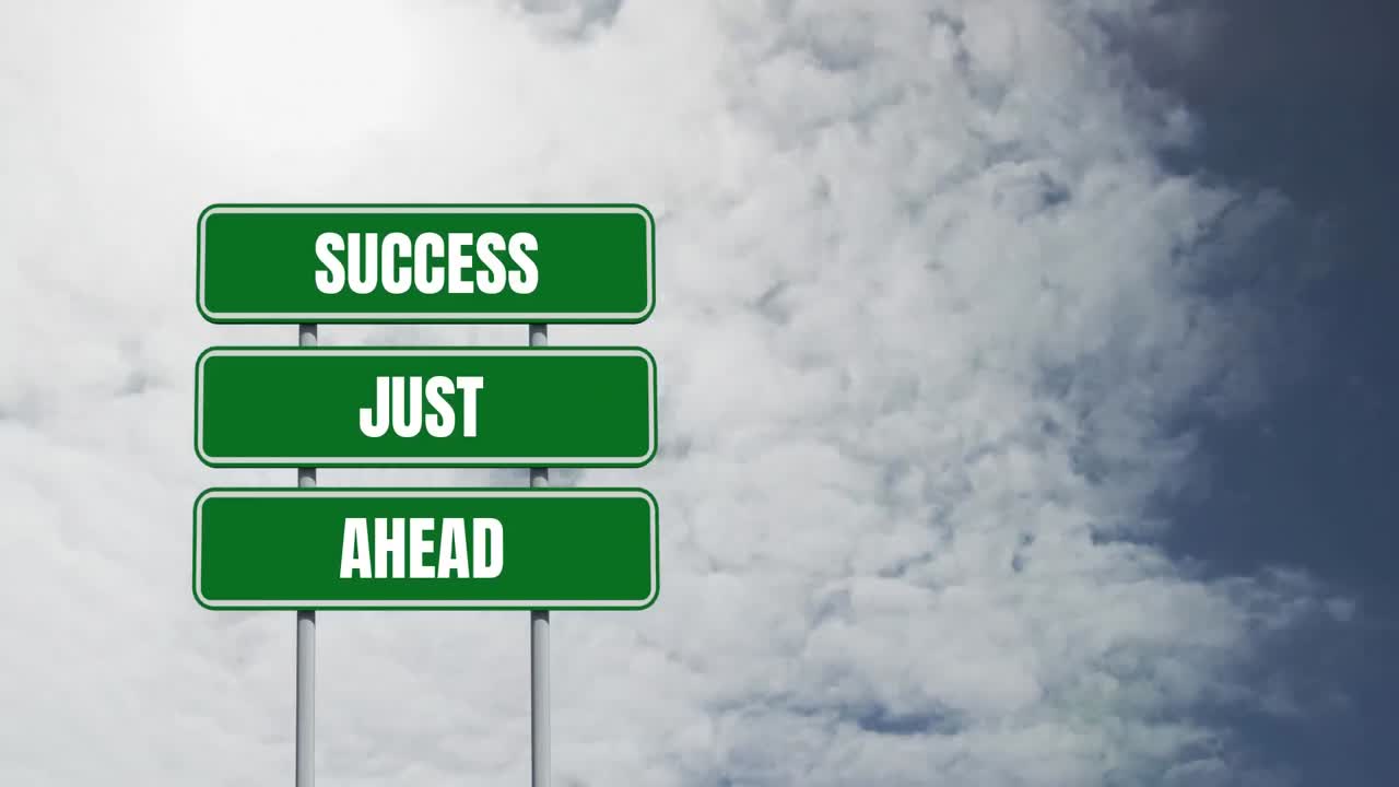 녹색 도로 표지판 에 쓰여진 "앞 으로 성공"이라는 단어 의 애니메이션