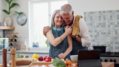 una pareja feliz cocinando juntos en la cocina.