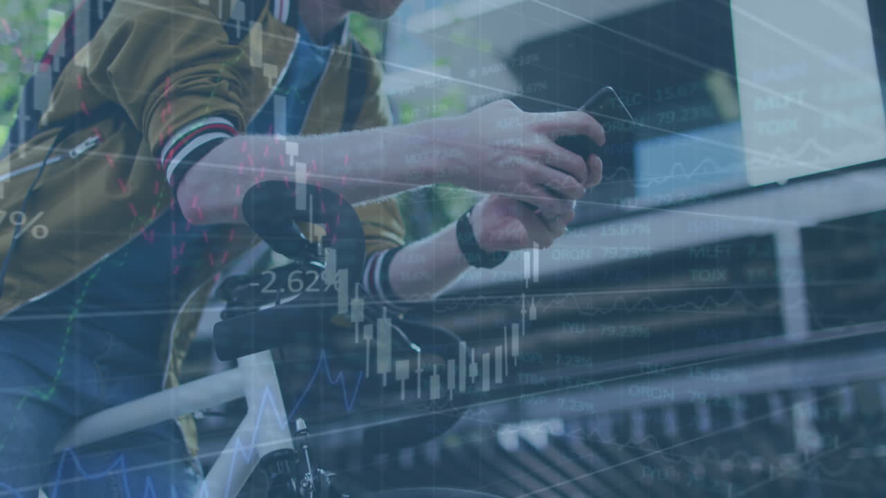 스마트 폰을 사용하는 사람 위의 금융 데이터 처리 애니메이션