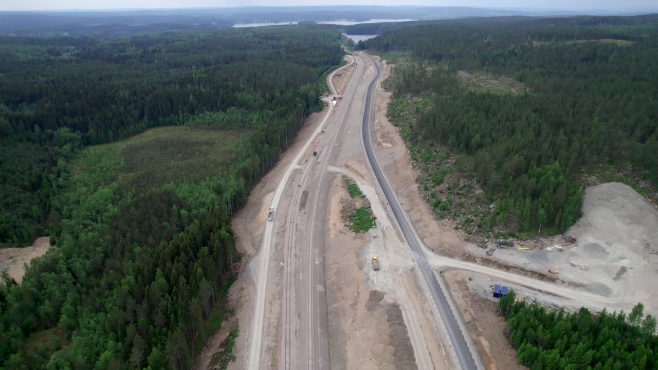 sitio de construcción ferroviaria en bosque boreal, transporte respetuoso con el medio ambiente, avance aéreo
