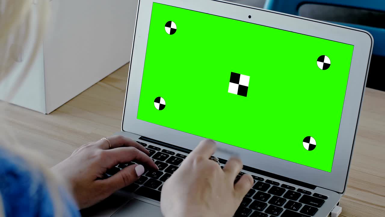 mujer escribiendo en una computadora portátil