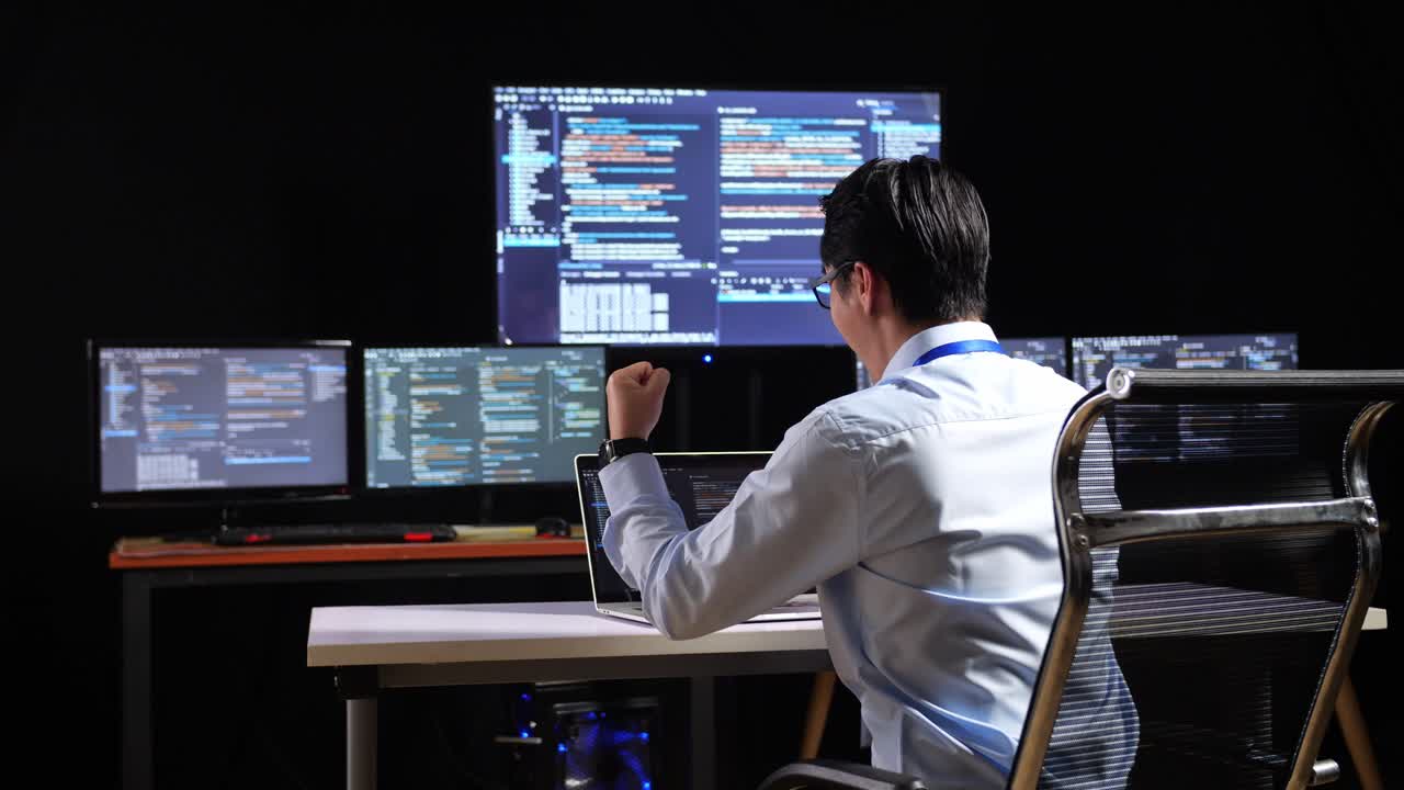 programador celebrando el éxito