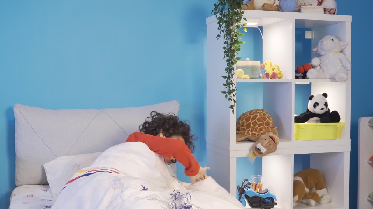 잠에서 걸어다니는 소년. 잠병.