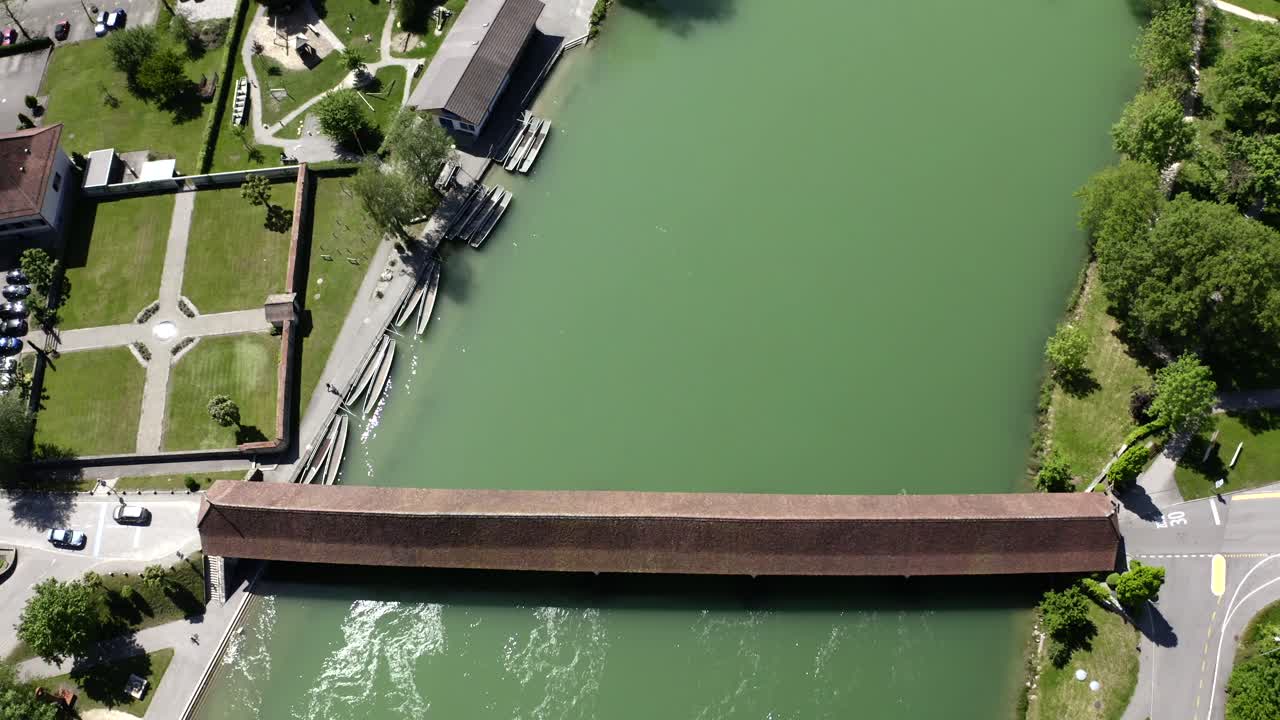 14세기 아레 강을 가로지르는 유서 깊은 목조 다리가 있는 베른 주의 아레 스위스 도시에 있는 왕겐