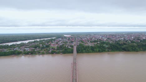 Erleben-Sie-Das-Städtische-Treiben-über-Der-Kontinentalbrücke-Von-Puerto-Maldonado-Bei-Diesem-Aufregenden-Drohnenflug