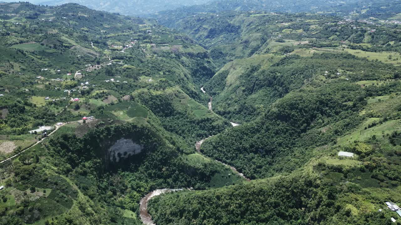 남아메리카 콜롬비아의 막달레나 강 상공을 비행하는 드론