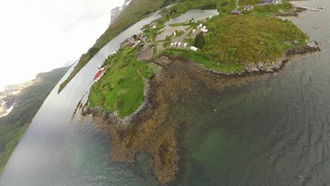 mujer con una bandera ondeante de noruega en el fondo del mini planeta de la naturaleza