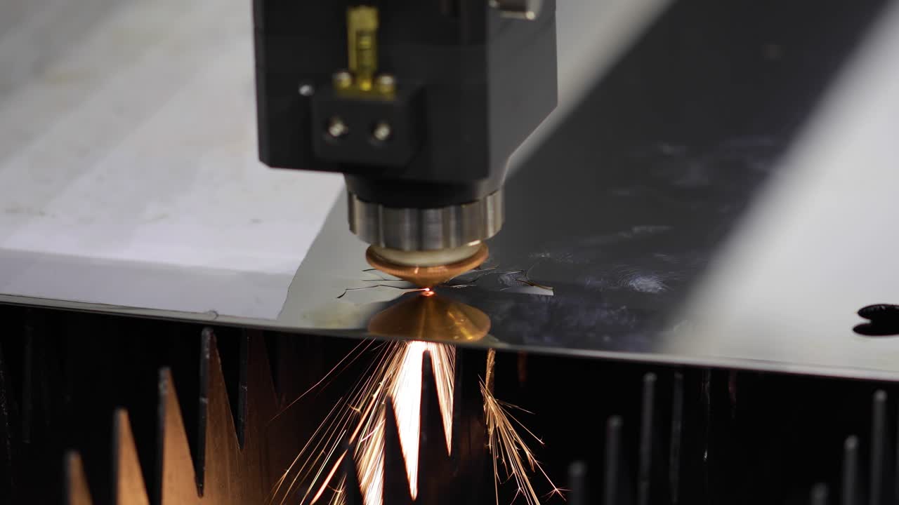 Taglio laser CNC di metallo, moderna tecnologia industriale.