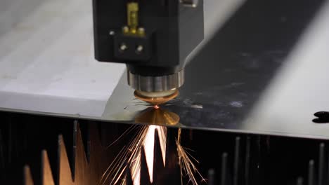 CNC-Laserschneiden-Von-Metall,-Moderne-Industrietechnologie.