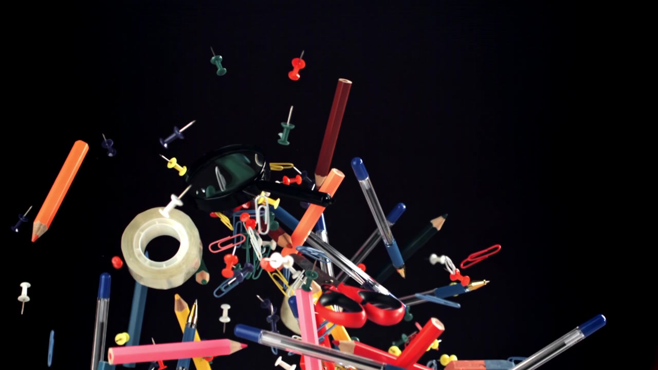 Forniture colorate per ufficio e scuola che fluttuano su sfondo nero