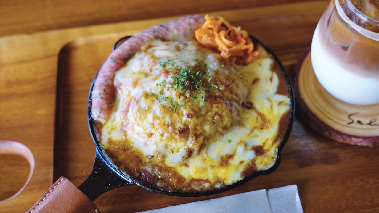 Curry di formaggio e salsiccia su riso in stile giapponese.