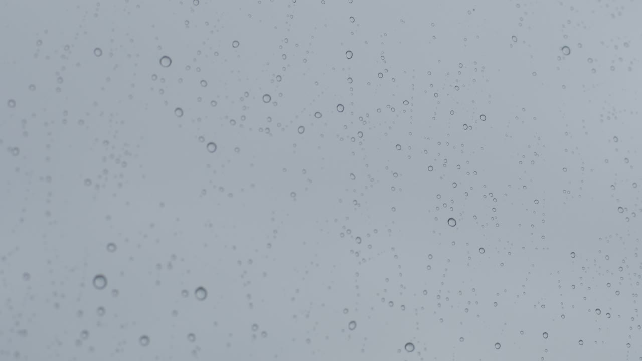 gotas de agua en una ventana de vidrio