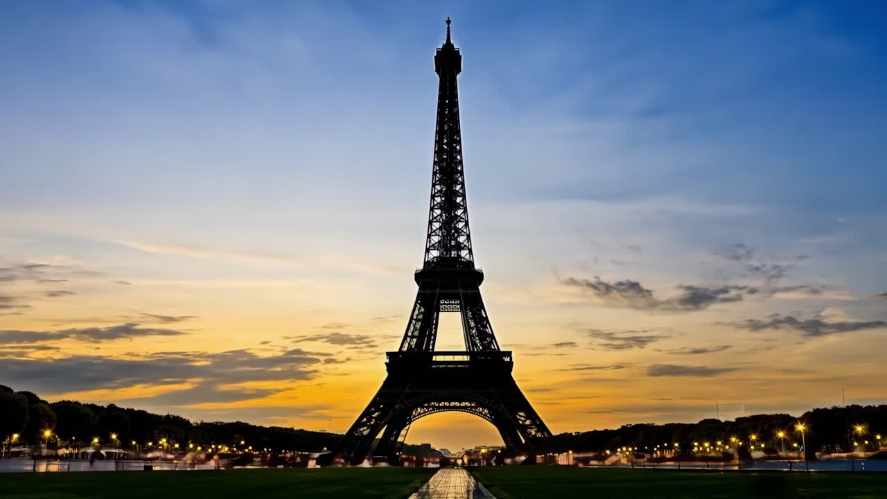Una vista serena della Torre Eiffel circondata da una vegetazione lussureggiante sotto un cielo nuvoloso