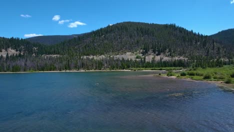 Vistas-Aéreas-Del-Hermoso-Embalse-Dillon-En-Colorado