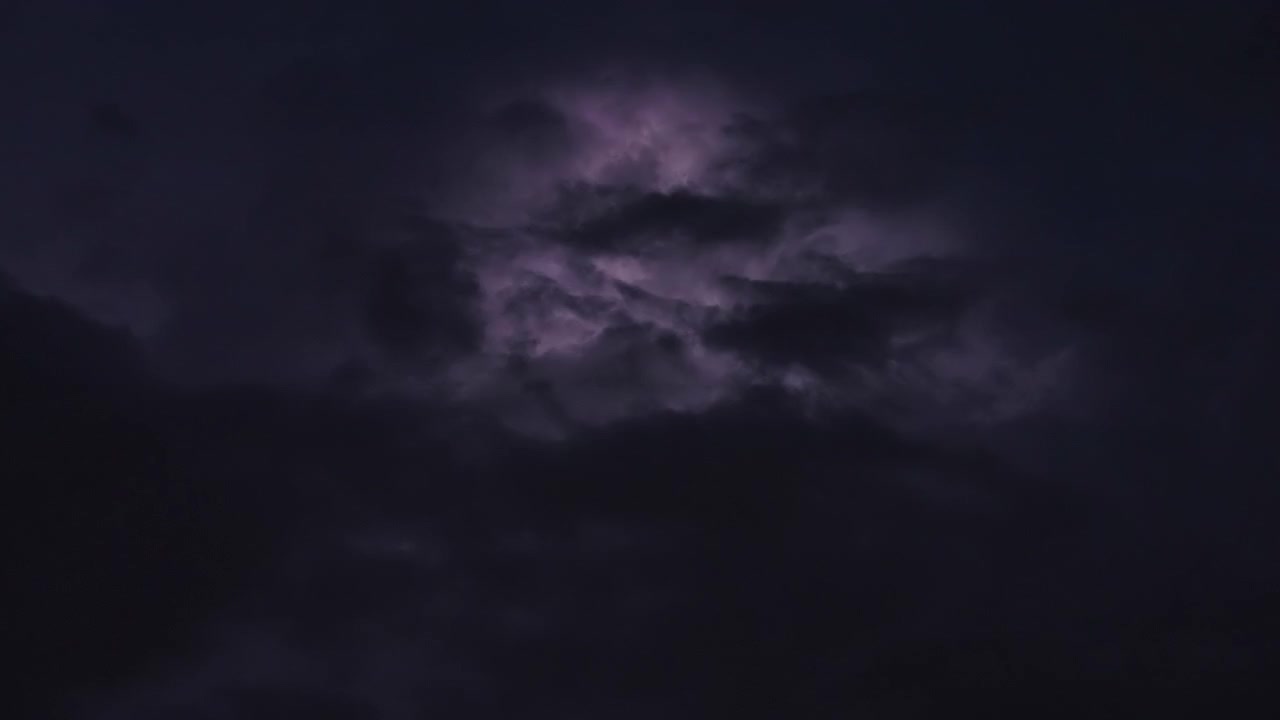 Attività fulminea continua durante una notte buia e tempestosa