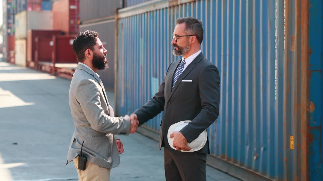 homem gerente e homem supervisor doca carga verificação e aperto de mão no pátio de contêineres porto de importação e exportação de mercadorias. conceito de unidade e trabalho em equipe