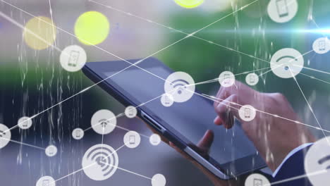 animación de la red de conexiones con iconos sobre empresario caucásico usando tableta