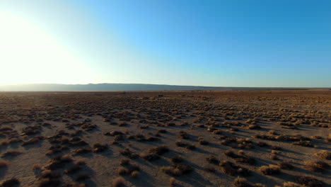 Una-Vieja-Cabaña-Pequeña-Y-Solitaria-En-El-Vasto-Desierto-Del-Desierto-De-Mojave---Vista-Aérea